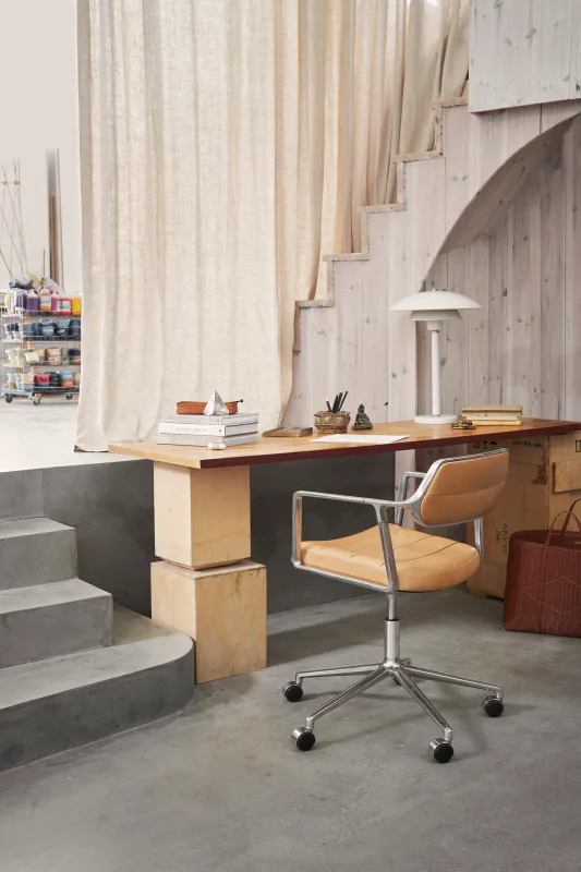 Vipp453 Svingbar stol med hjul - camel / polert ramme