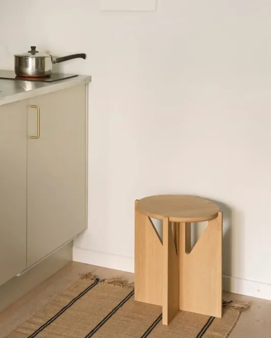 Hovedbilde Kristina Dam Studio Simple Stool - Lys lakkert ...